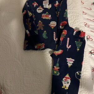 Hanna Andersson Navy Holiday Print Pajamas with Multicolor Motifs